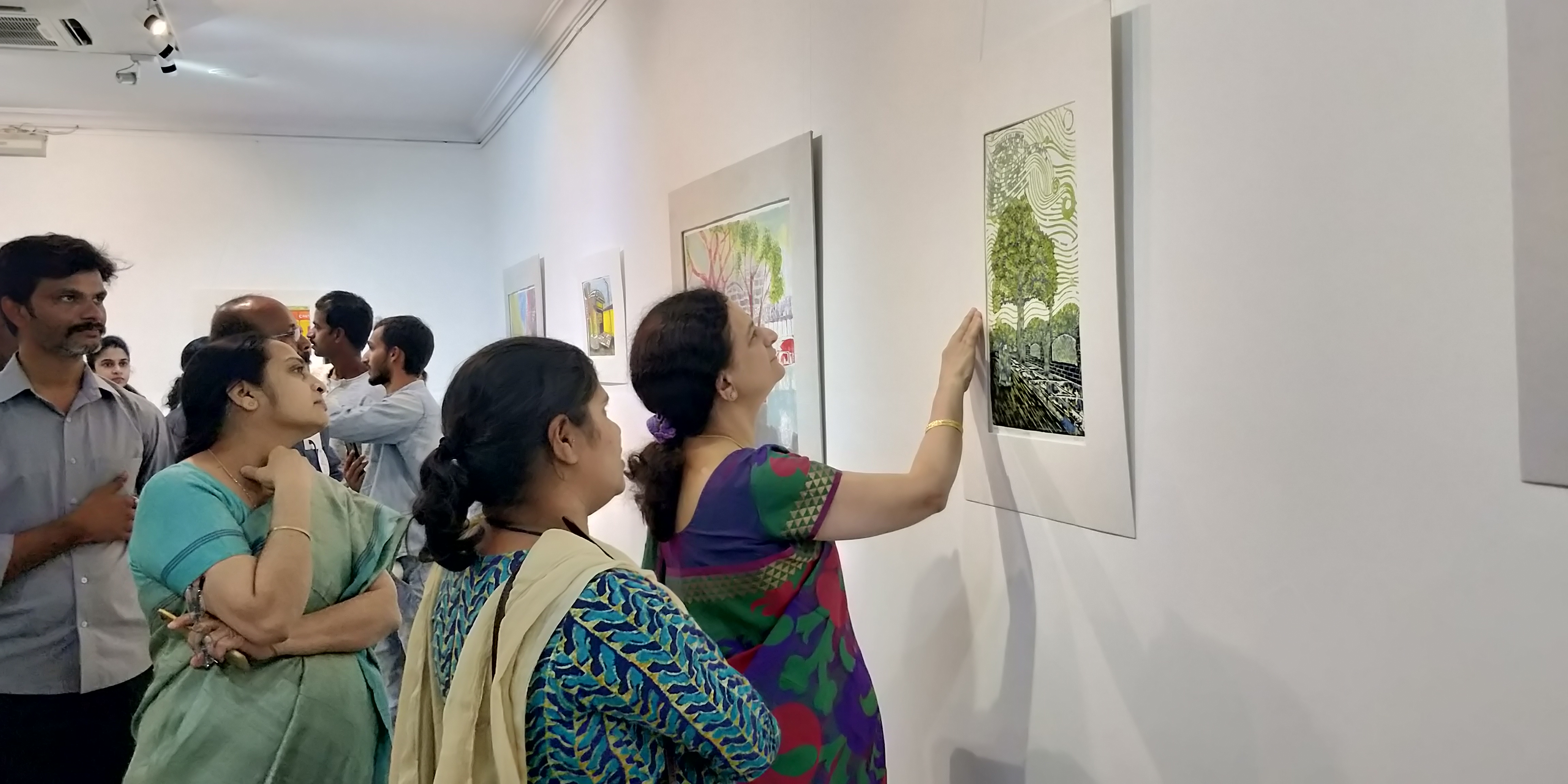 https://jnafau.ac.in/storage/2018/05/Honble-Vice-chancellor-Prof.-Kavita-Daryani-Rao-having-a-look-at-the-works-on-display.jpg